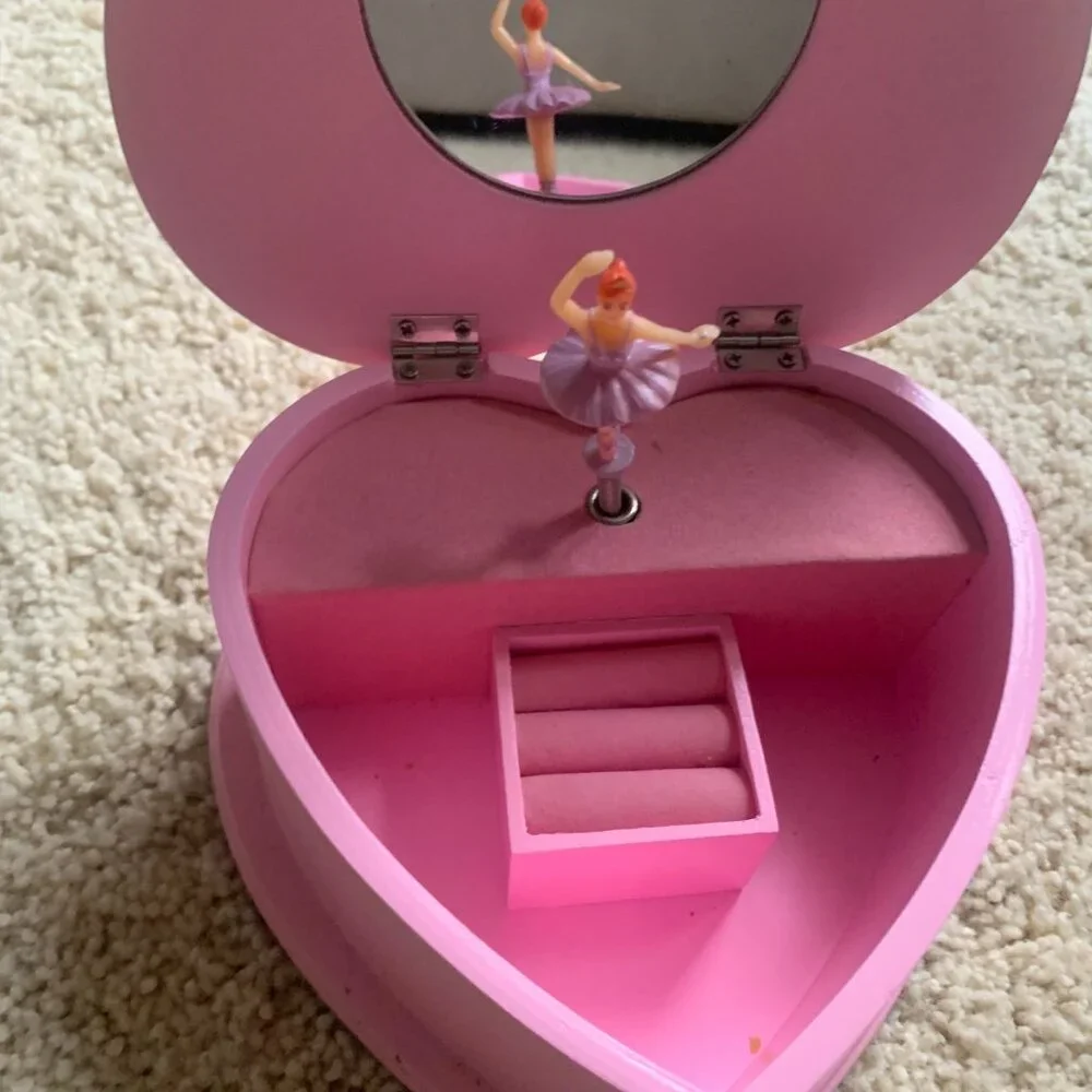 Girl's Jewelry Box Heart shaped with working musical ballerina Very good conditi
